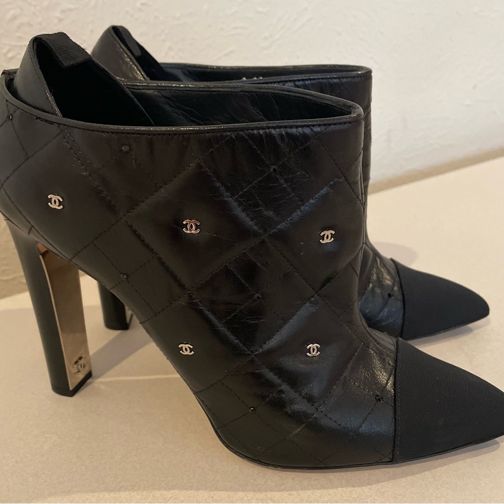 CHANEL Black Quilted CC Leather  Pointed  Toe Ankle Boosts.  Size 41 (11B).